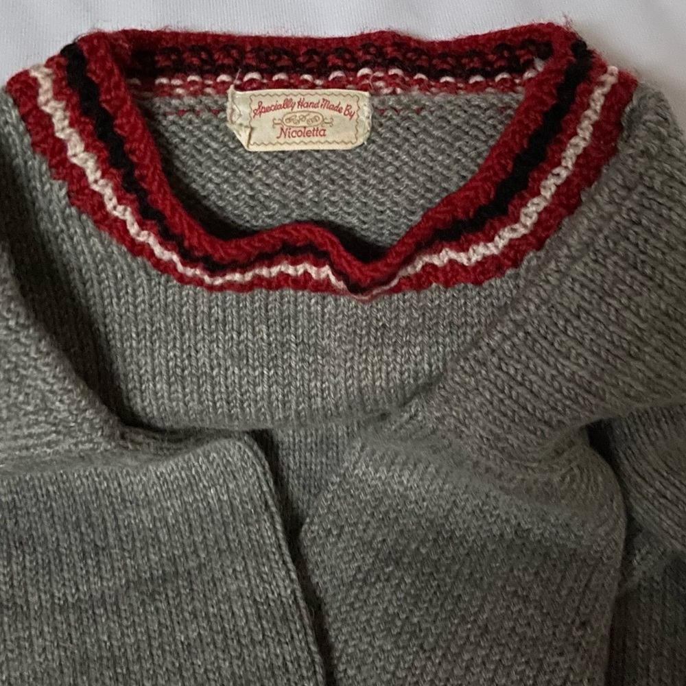 UNBRANDED SWEATER. SPECIALLY HAND MADE by NICOLLITA/USED. COLOR GRAY.